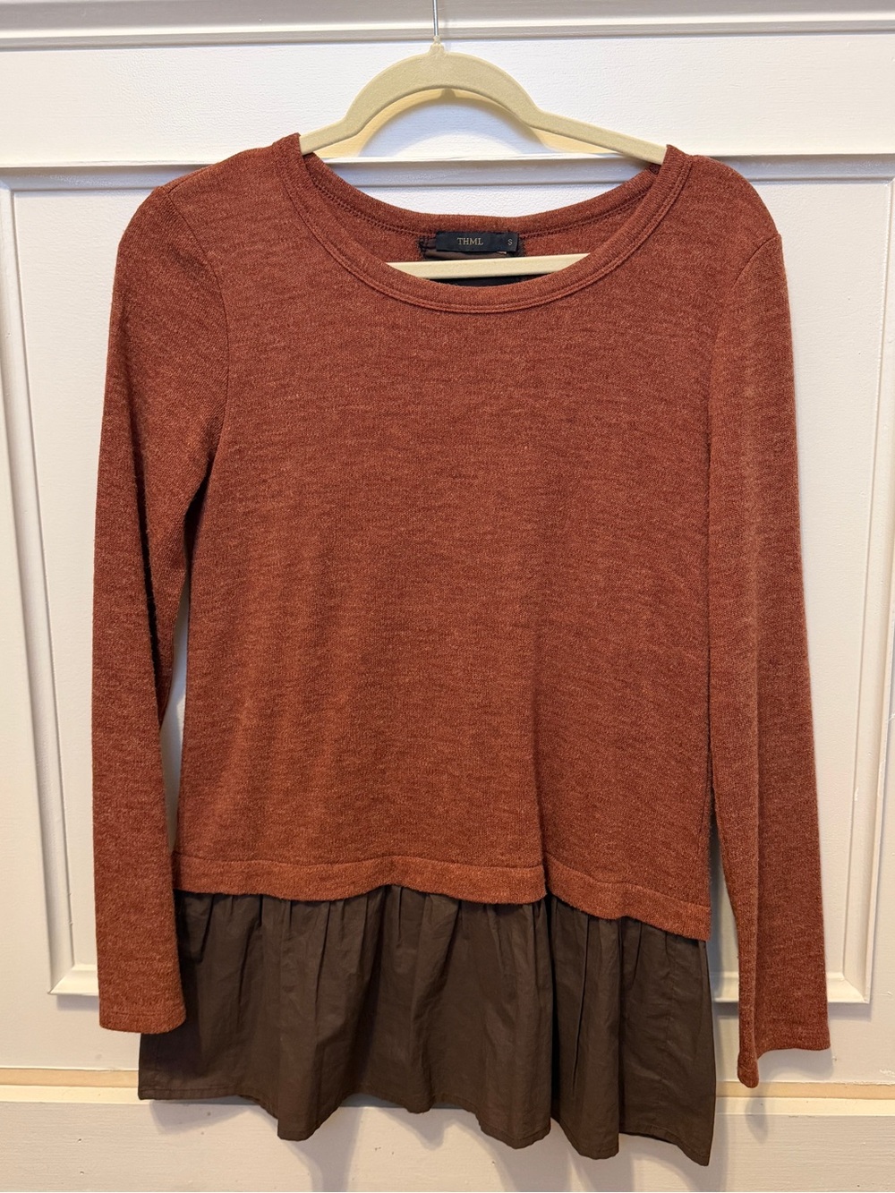THML Knit Top Women’s Size S Long Sleeve Rust Orange Ruffle Brown Tiered Skirt